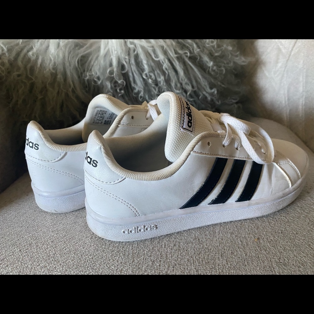 White women Adidas.. slightly used.. great condition